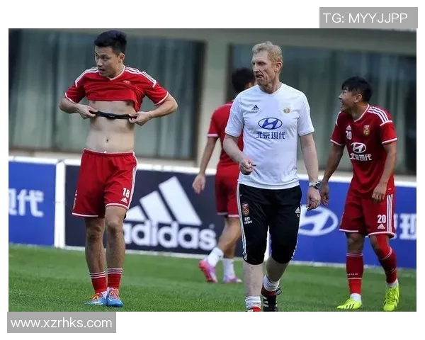 中国足球明星展现完美腹肌的训练秘诀与饮食习惯揭秘